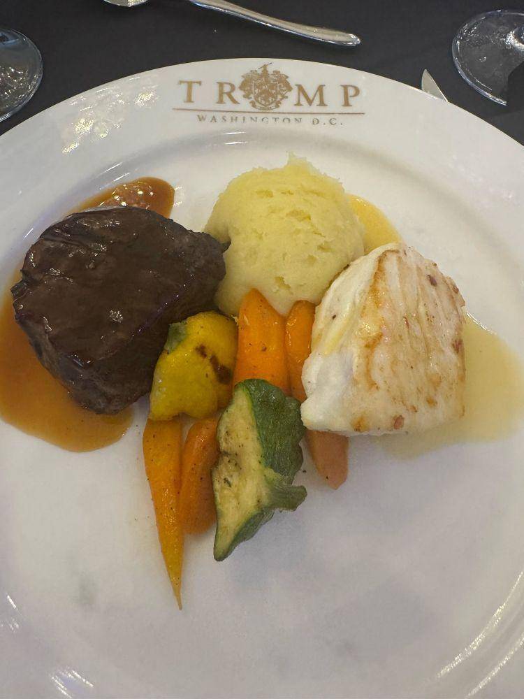 皇冠信用盘开号
_外媒:特朗普豪华晚宴被宾客吐槽皇冠信用盘开号
,食物比廉航飞机餐还糟糕,演讲空洞匆匆离场