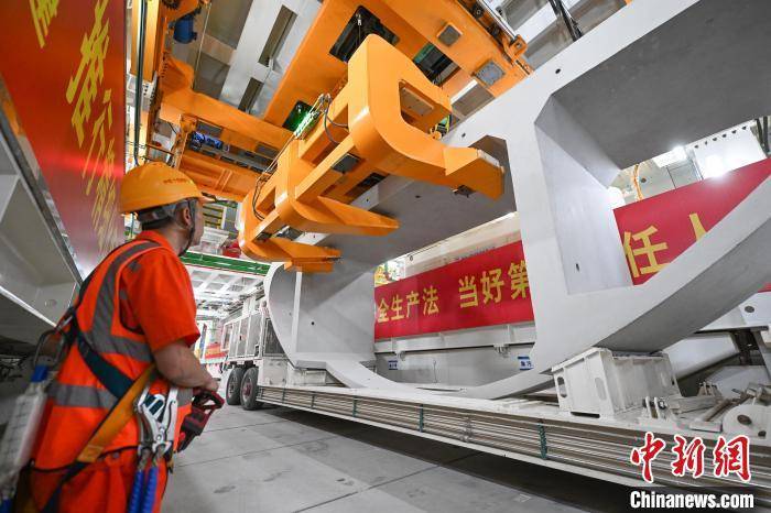 皇冠信用网出租
_浙江宁波:世界最长海底高铁隧道进入海域段盾构施工