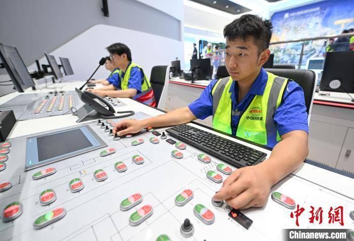 皇冠信用网出租
_浙江宁波:世界最长海底高铁隧道进入海域段盾构施工