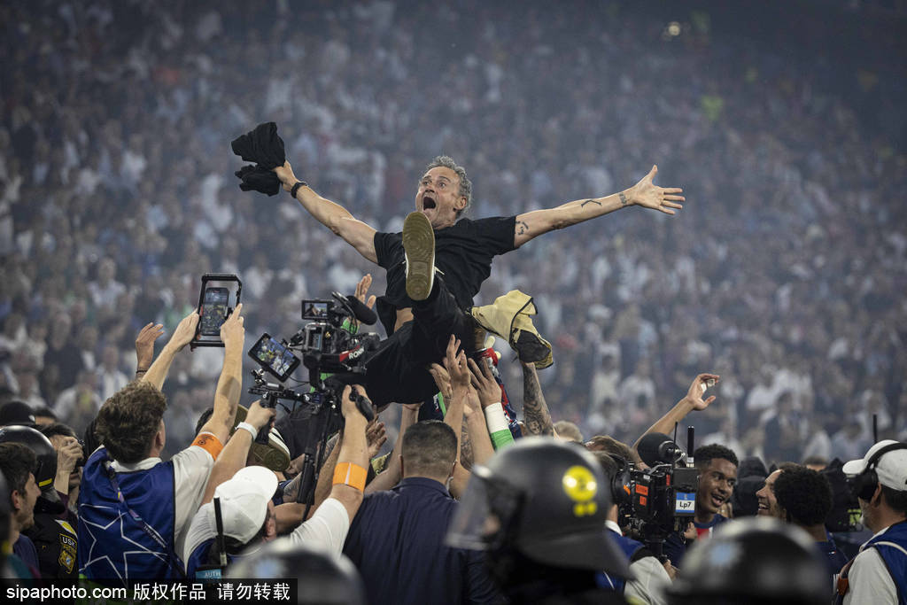 皇冠信用网怎么注册
_泪目皇冠信用网怎么注册
!恩里克穿印有女儿插旗图案的衣服 她在9岁时因病去世