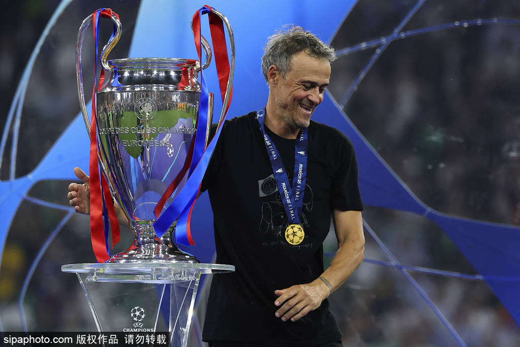 皇冠信用网怎么注册
_泪目皇冠信用网怎么注册
!恩里克穿印有女儿插旗图案的衣服 她在9岁时因病去世