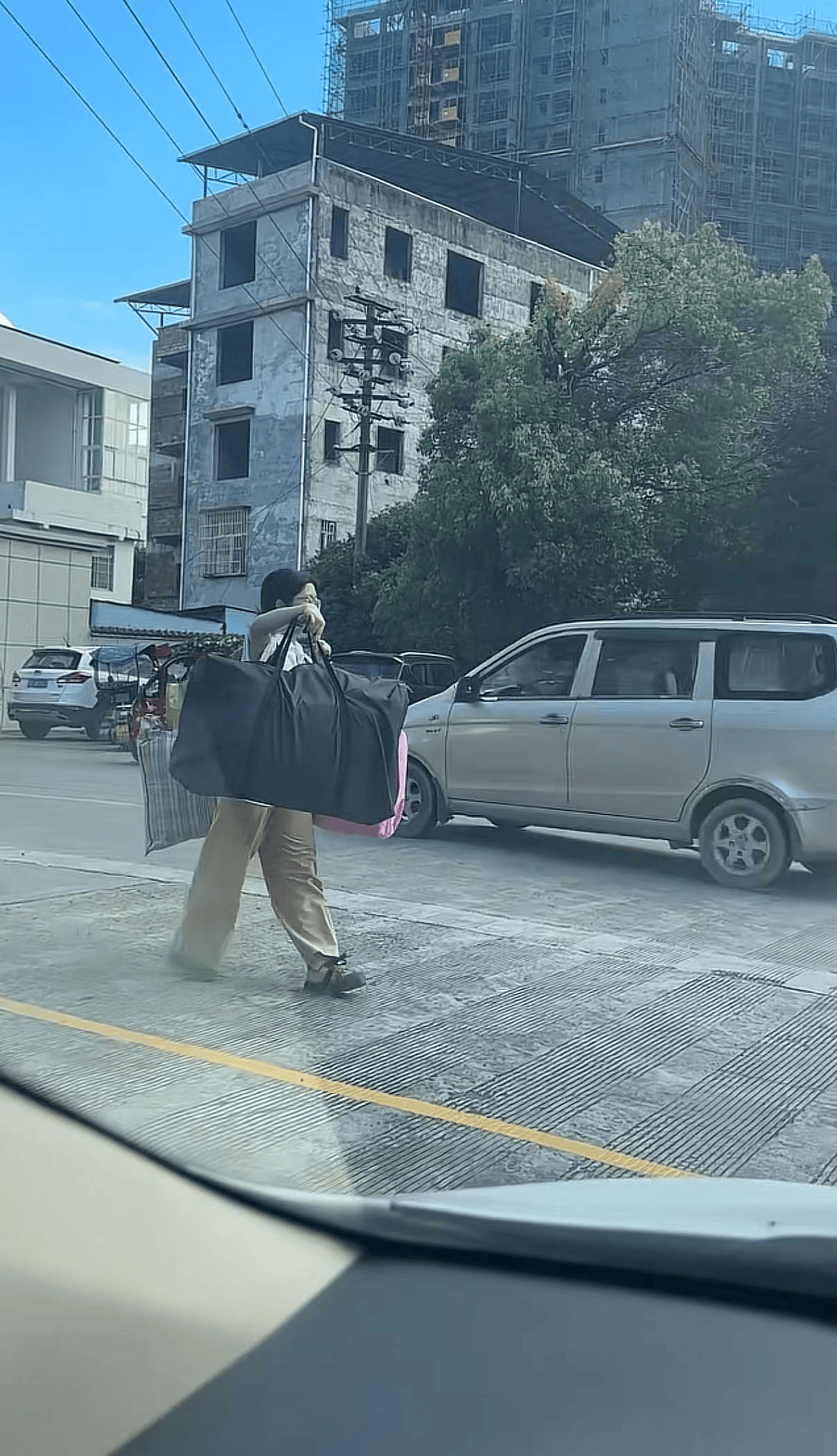如何代理皇冠信用网
_广西一女生高考结束后独自挑行李回家感动全网如何代理皇冠信用网
，学校：她很朴实，老师们评价都很高