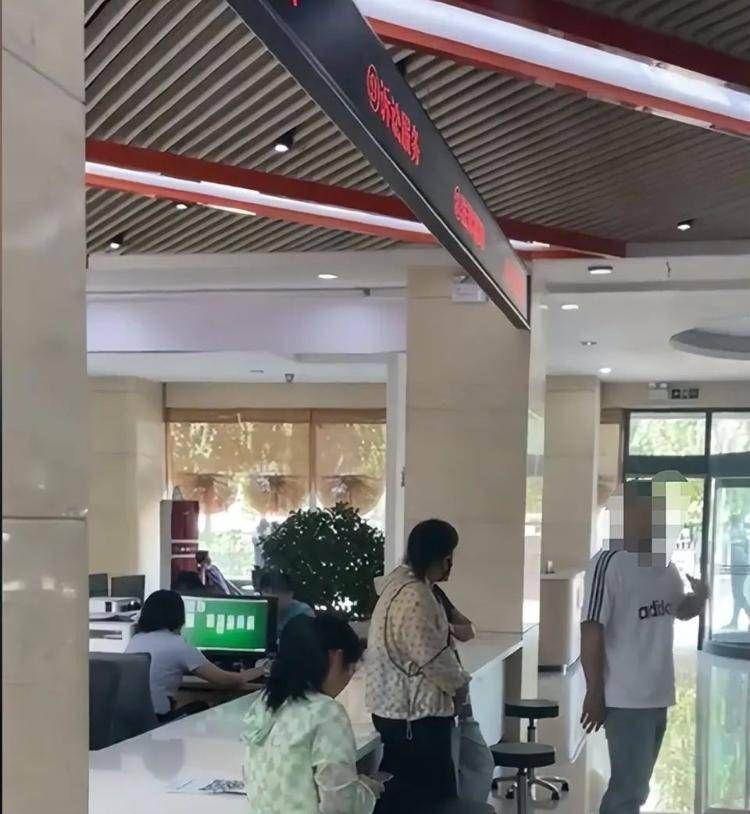 信用網怎么注册
_网友曝光政务大厅工作人员上班时间电脑打扑克信用網怎么注册
,涉事中心回应