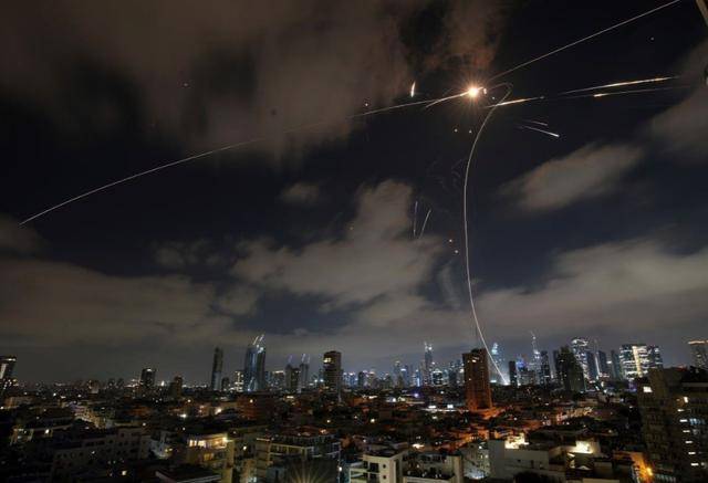 皇冠足球平台代理
_伊朗炸嗨了！11轮导弹雨砸下皇冠足球平台代理
，以军终于扛不住了，早早亮出底牌