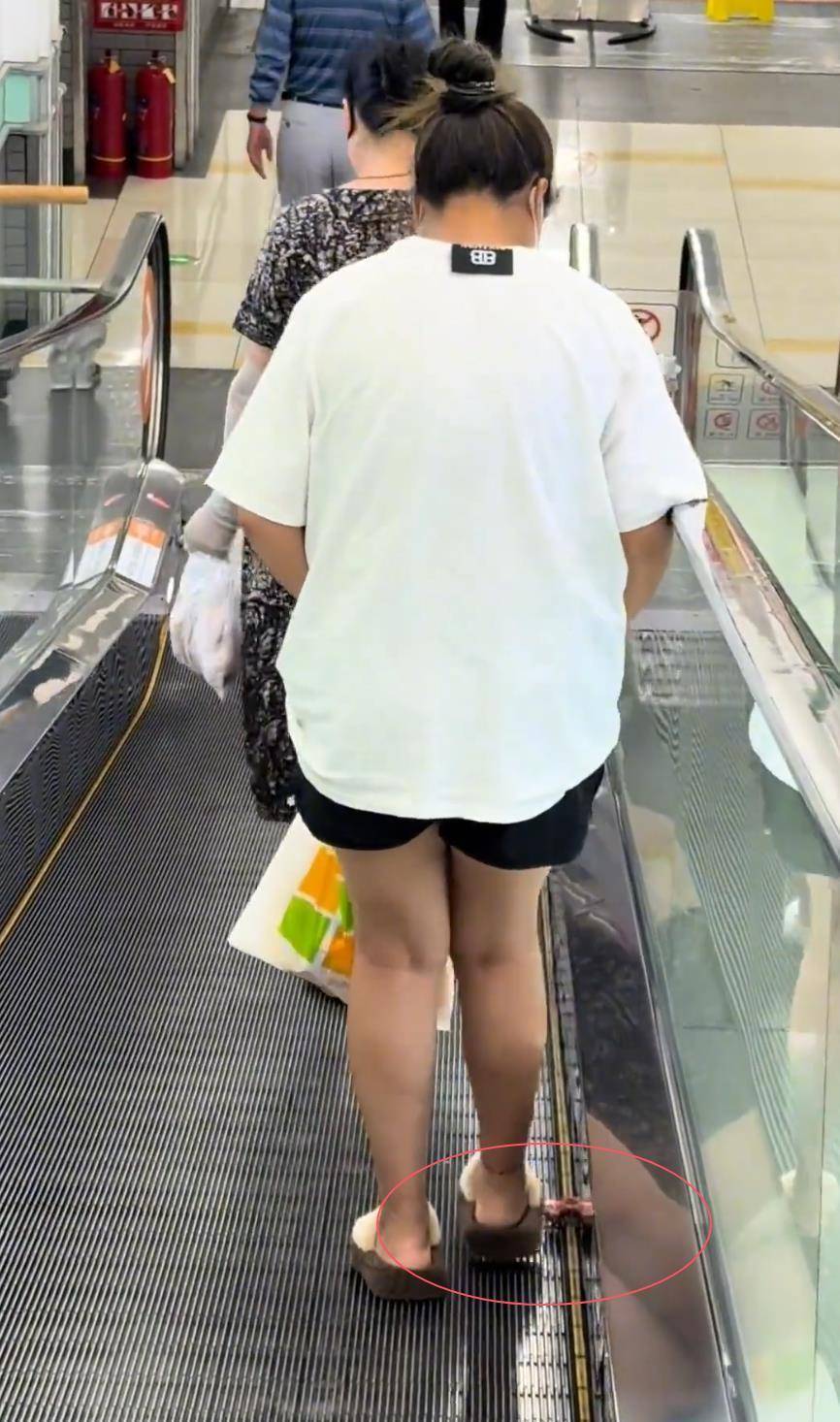 信用网皇冠申请注册
_女子超市偷排骨从短裤掉到扶梯上?网友以为掉的是百元钞票信用网皇冠申请注册
,官方:已接到报案,正核查