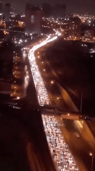 巴黎圣日耳曼vs博塔福格RJ
_加油限额10升、高速大排长龙:大量居民逃离德黑兰