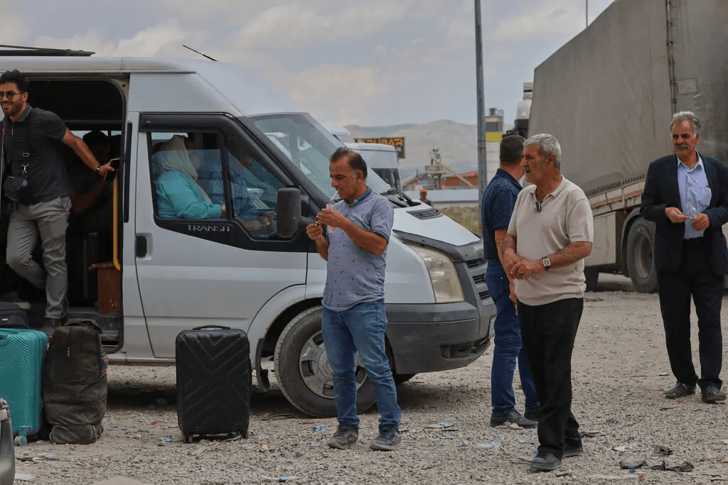 巴黎圣日耳曼vs博塔福格RJ
_加油限额10升、高速大排长龙:大量居民逃离德黑兰