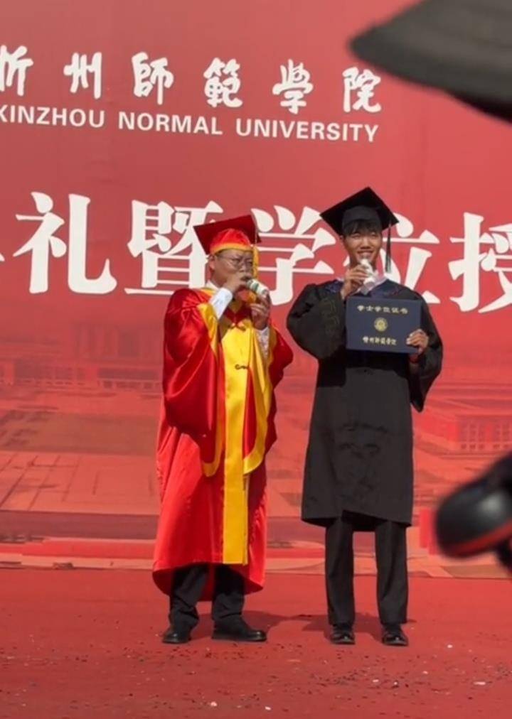 亚冠精英_一米八男生毕业典礼上掏出两瓶娃哈哈和校长“干杯”亚冠精英，该校去年还有学生给校长送一条猪肉