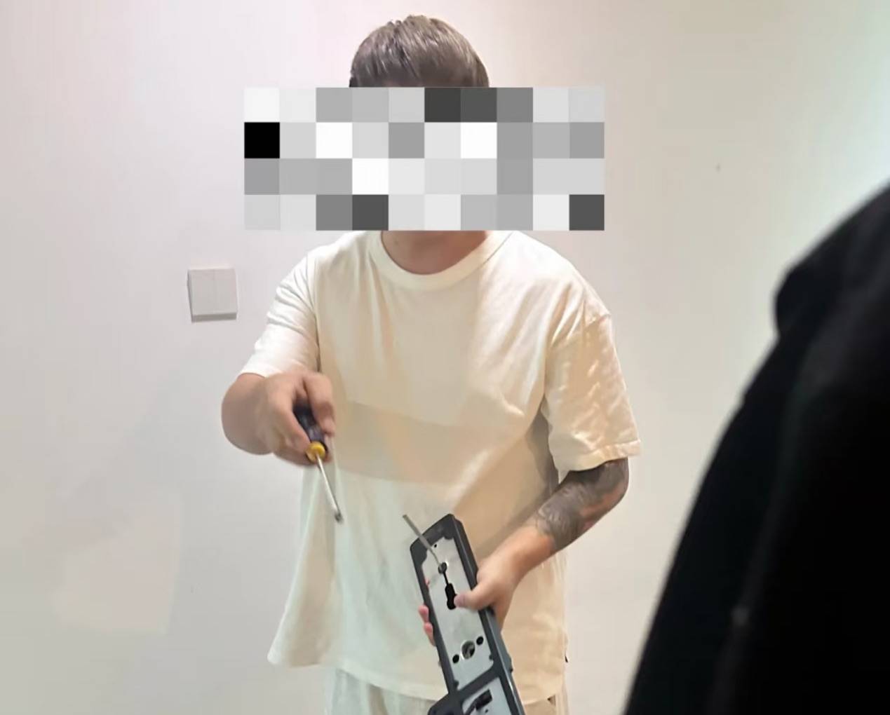 皇冠皇冠平台_“晚上11点后锁门都不行?”宁波一女租客因反锁套房大门与公寓方起冲突遭撬锁皇冠皇冠平台,律师分析