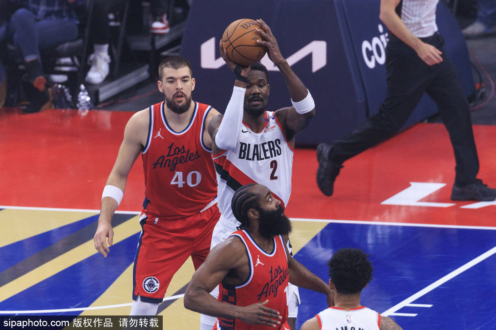 施拿钟基 v 马里汉姆
_艾顿买断成自由球员施拿钟基 v 马里汉姆
！湖人球迷狂欢：内线救星终于来了