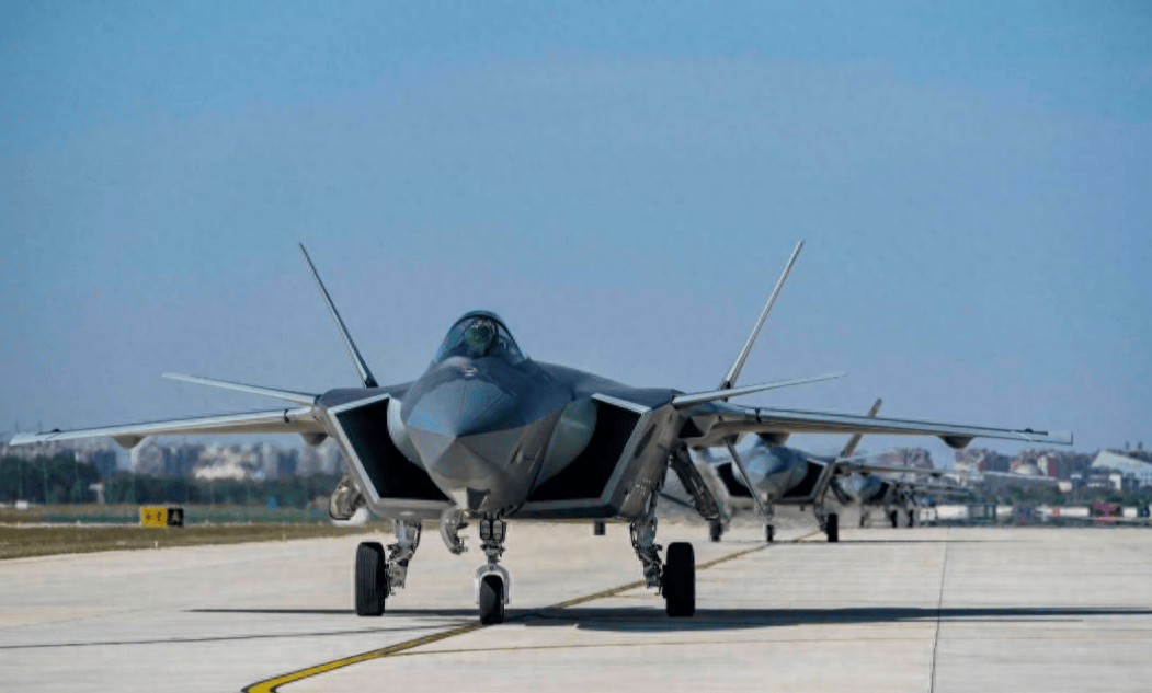 澳大利亚维多利亚国家超级联赛_中国歼-20展威东海澳大利亚维多利亚国家超级联赛,成功逼退美军F-35,再敢上门挑衅,当心有来无回!