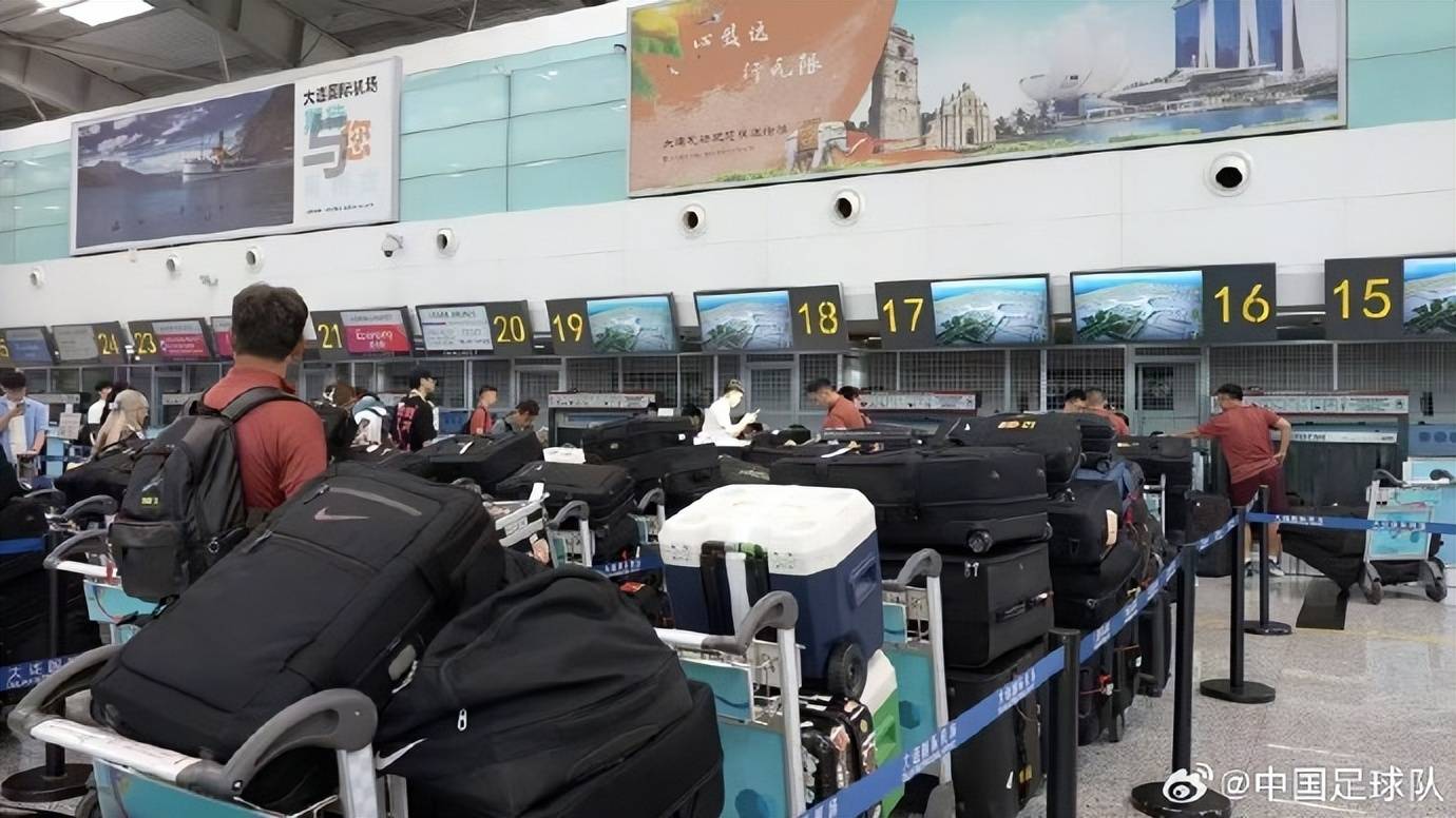 芝加哥天空篮球
_被指出征东亚杯行李较多芝加哥天空篮球
,国足官方回应:共托运行李140件,其中队伍装备行李56件