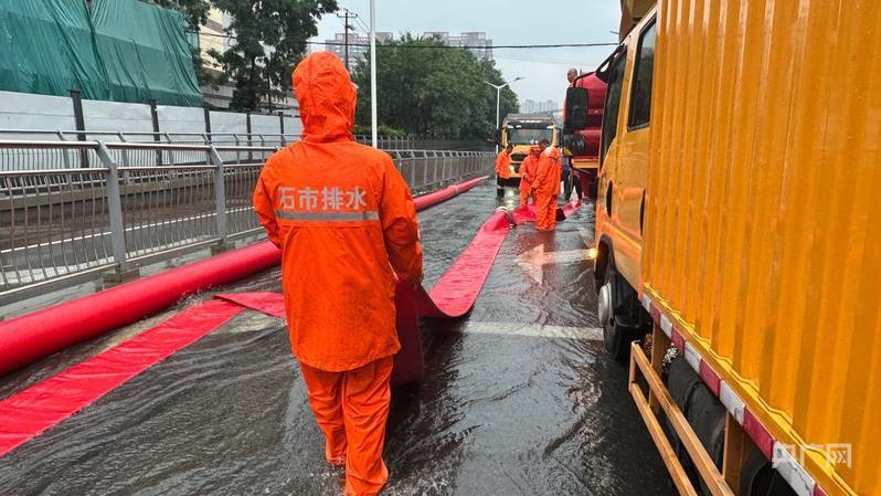 皇冠信用網账号申请
_早高峰遇强降雨 石家庄千余名工作人员全力开展排水防涝工作