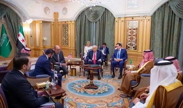 hga010皇冠新版APP下載 _朱拉尼下令hga010皇冠新版APP下載 ,6大精锐师开火,以军狂轰叙坦克,中东火药桶又炸了