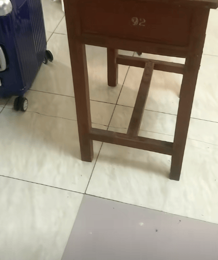 皇冠皇冠足球平台
_江苏一男子租房陪读皇冠皇冠足球平台
,看到老课桌上几个数字惊了!竟是自己33年前的“伙伴”