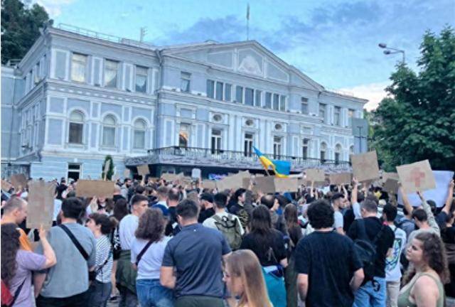 卢加诺 v 克卢日_俄军攻入红军城卢加诺 v 克卢日,关键时刻,10万乌军调转枪口,准备进军基辅?