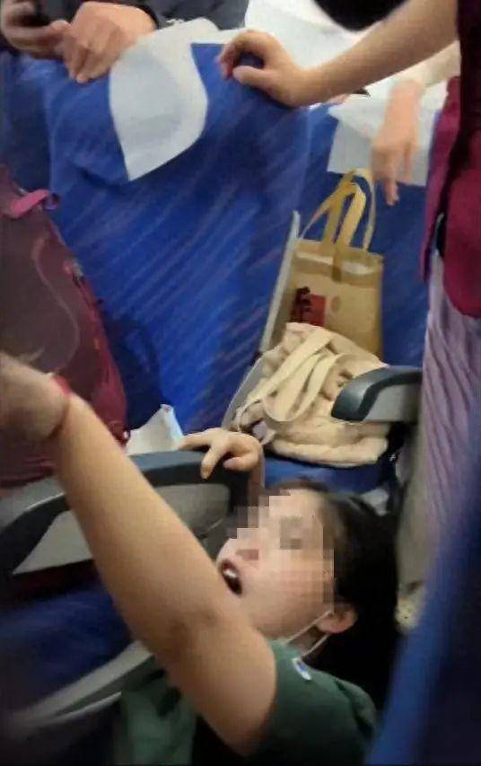 皇冠信用网怎么代理
_“他还是孩子皇冠信用网怎么代理
,你就不能体谅他吗?”疑因熊孩子顶座起冲突,飞机降落后女生被对方一家四口打趴