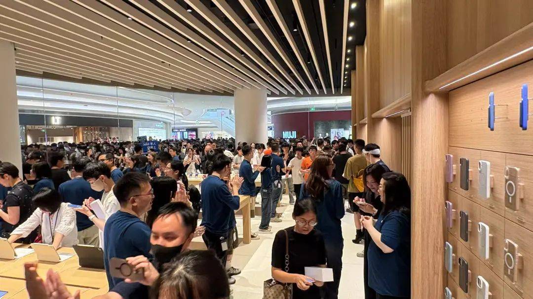 切尔西足球_大量深圳人涌入切尔西足球!有人通宵“打地铺”排队……