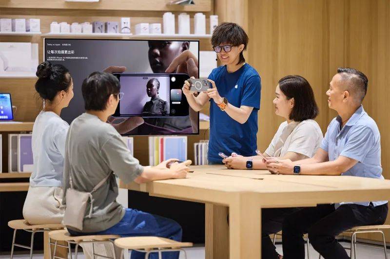 切尔西足球_大量深圳人涌入切尔西足球!有人通宵“打地铺”排队……