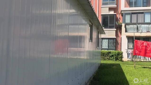 皇冠信用盘如何注册_上海居民投诉后傻眼：只拆了一半！小区绿化被大量铁皮房霸占皇冠信用盘如何注册，还有人住？居民直指小区公共收益疑云